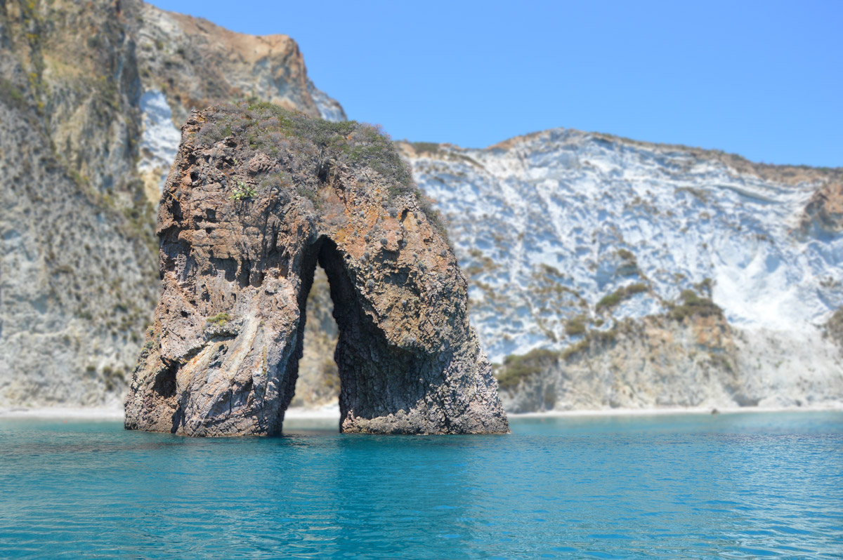 arco-naturale-palmarola-noleggio-gommone-circeo-ponza-isole-pontine