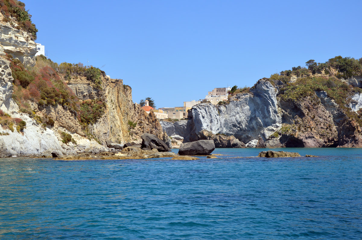 case-chiesa-noleggio-gommone-circeo-ponza-isole-pontine