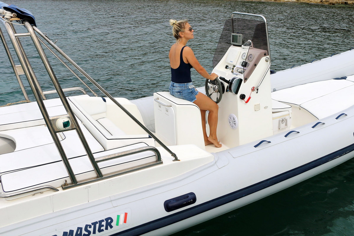 noleggio-affitto-gommone-circeo-pontine-master-730-consolle