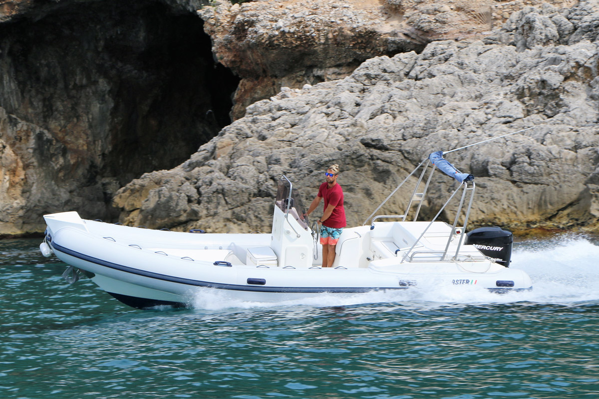 noleggio-affitto-gommone-circeo-pontine-master-730-navigazione