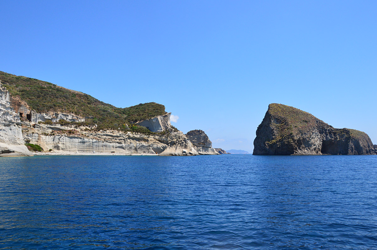 panorama-palmarola-noleggio-gommone-circeo-ponza-isole-pontine