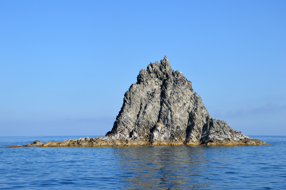 scoglio-della-botte-noleggio-gommone-circeo-ponza-isole-pontine