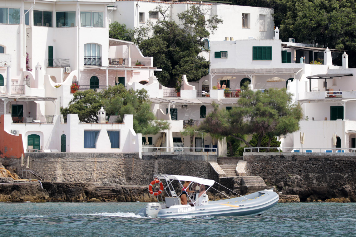 sacs-560-noleggio-gommone-circeo-gita-giornaliera