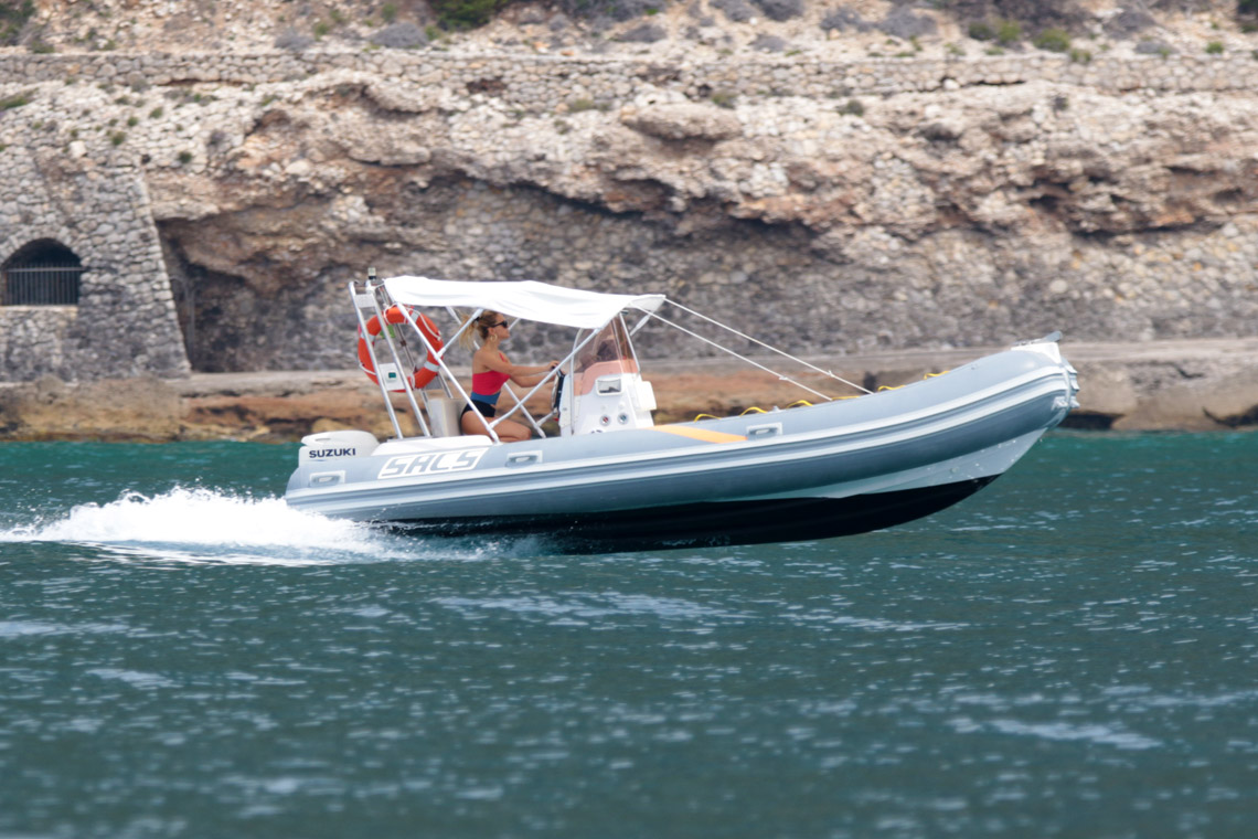 sacs-560-noleggio-gommone-circeo-gita-in-barca-promontorio