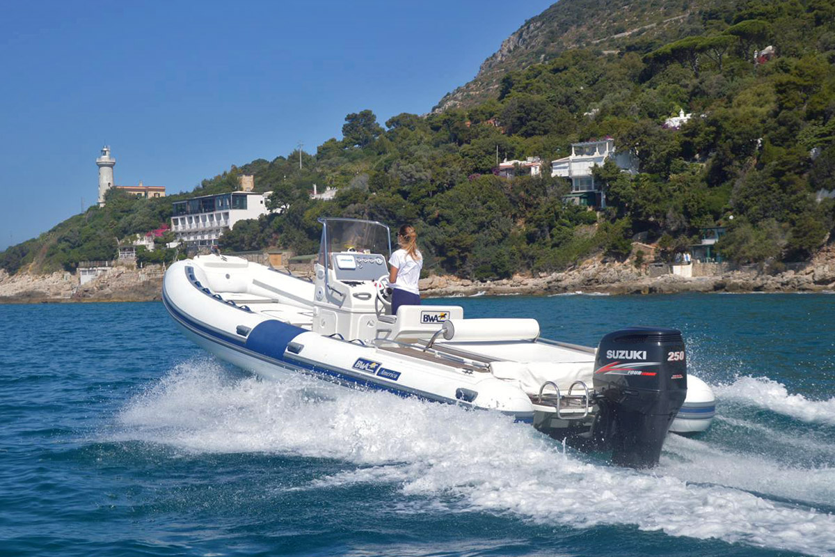 noleggio-gommone-circeo-bwa-750-america-faro