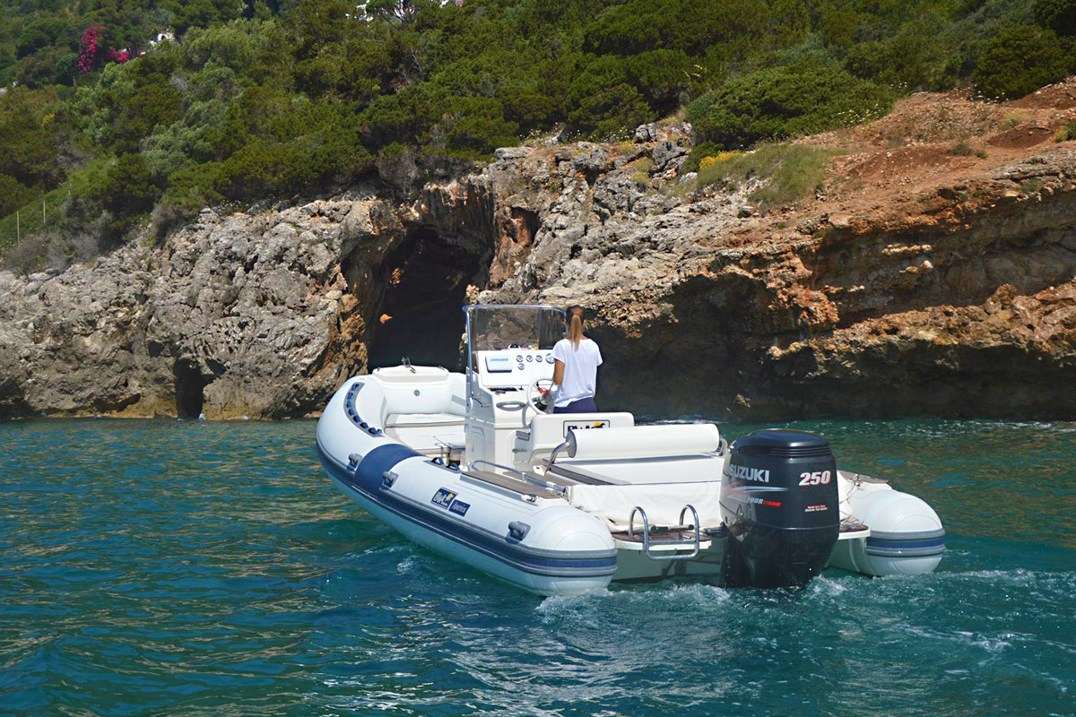 noleggio-gommone-circeo-bwa-750-america-grotte-periplo