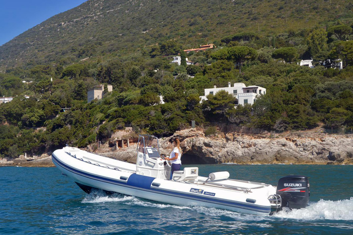 noleggio-gommone-circeo-bwa-750-america-grotte