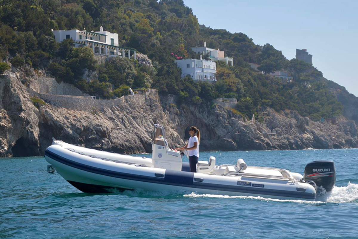 noleggio-gommone-circeo-bwa-750-america-torre-fico
