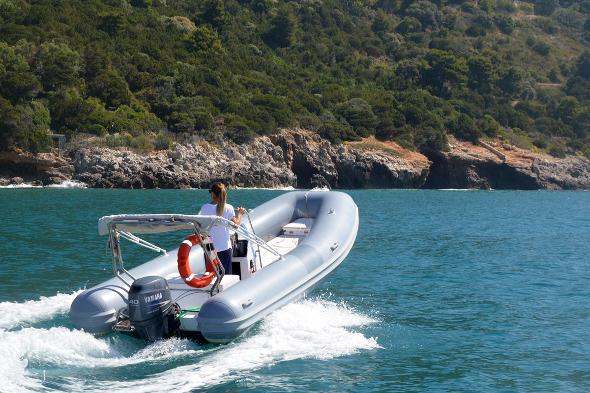 noleggio-gommone-circeo-mistral-530-grotte