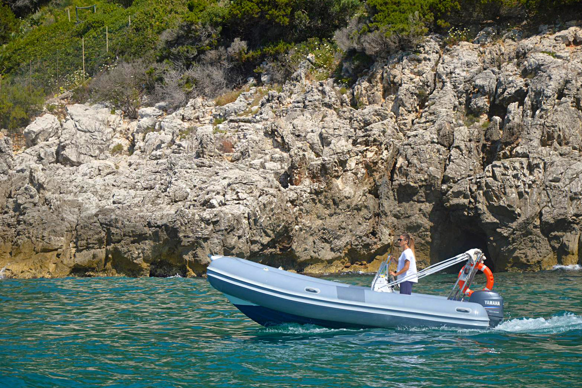 noleggio-gommone-circeo-mistral-530-navigazione-promontorio