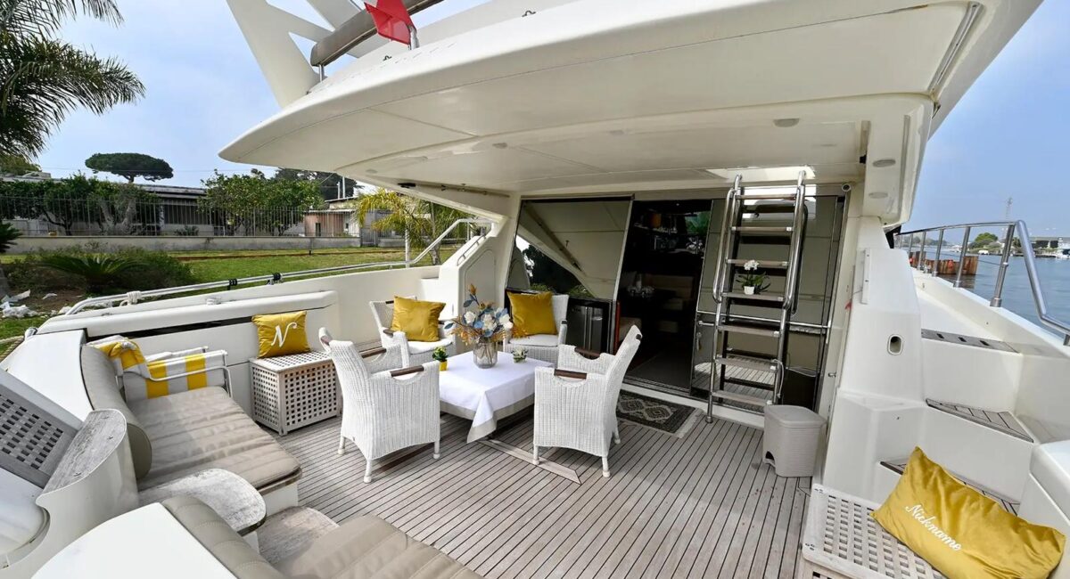 ferretti-62-salottino