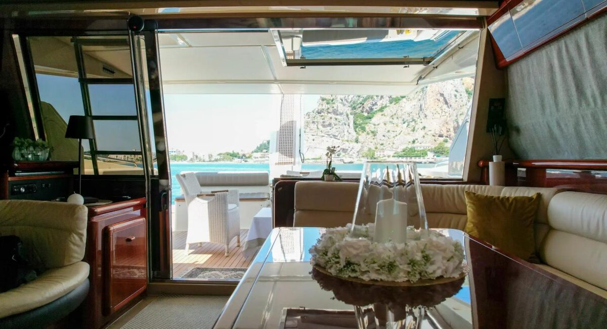 ferretti-62-salottino-interno
