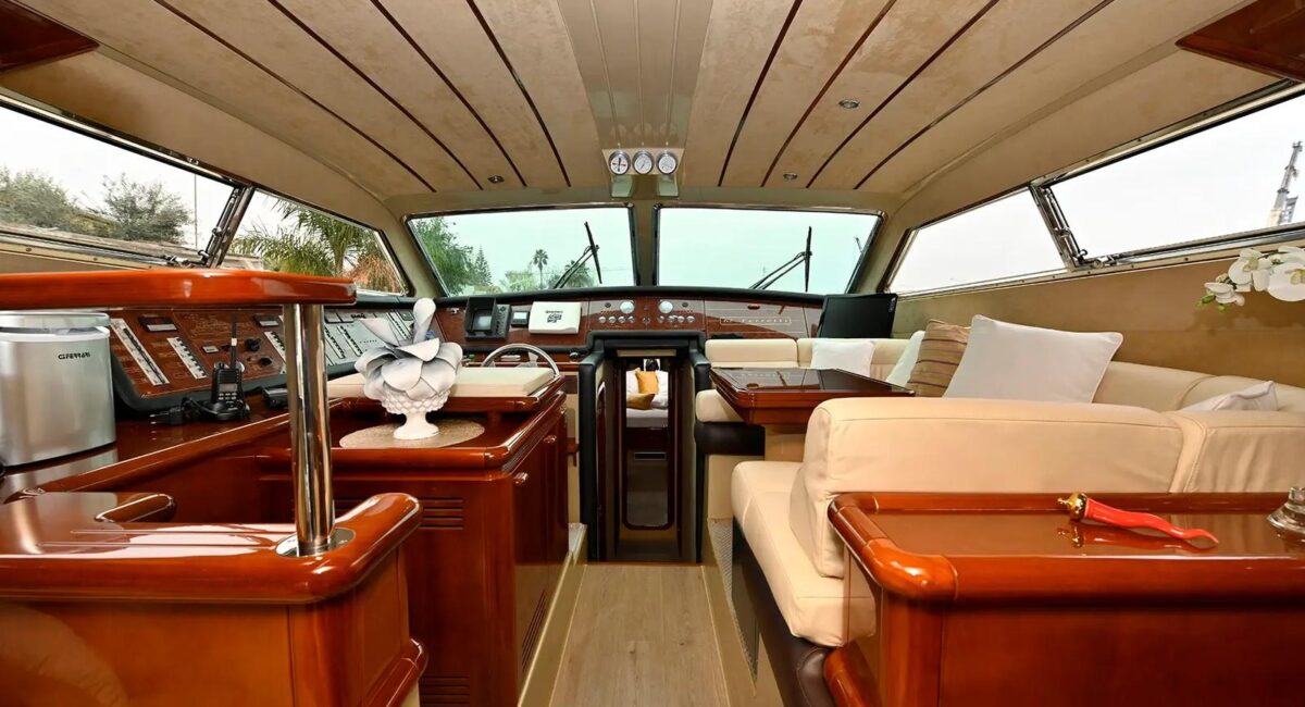 ferretti-62-salottino-interno+consolle