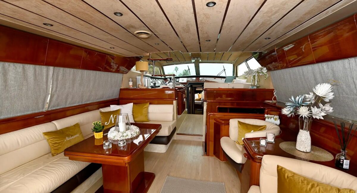 ferretti-62-salottino-interno+consolle-prua